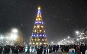 В Таласе зажгли новогоднюю елку на обновленной площади