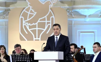 Кадры награждения Садыра Жапарова Международной премией мира имени Льва Толстого