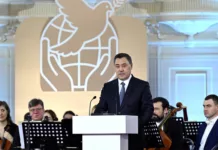 Кадры награждения Садыра Жапарова Международной премией мира имени Льва Толстого