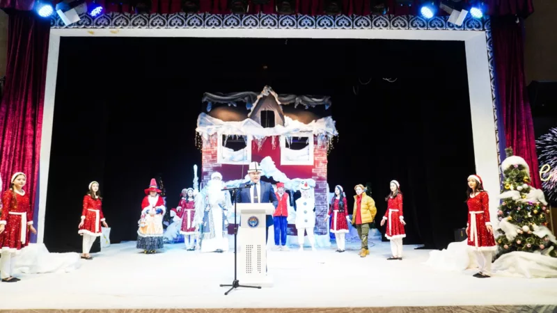 4a57047e 7df0 4125 9fec e37e4ad88456 талас облусунун башчысы эрмат джумаевдин балдар үчүн жаңы жылдык балаты майрамы өттү