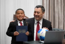 Садыр Жапаров встретился с учеником, который добирался до школы через метровые сугробы