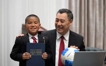 Садыр Жапаров встретился с учеником, который добирался до школы через метровые сугробы