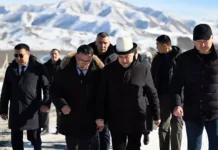 Садыр Жапаров осмотрел строящийся цементный завод в Кемине