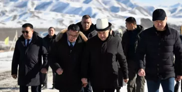 Садыр Жапаров осмотрел строящийся цементный завод в Кемине Главная