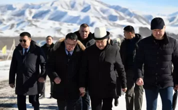 Садыр Жапаров осмотрел строящийся цементный завод в Кемине