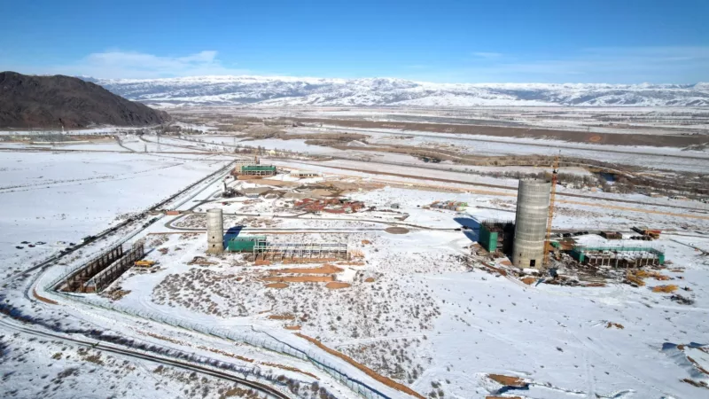 605407572 2552. Max 2560x1440. Format webp. Jpegquality 90 1 садыр жапаров осмотрел строящийся цементный завод в кемине