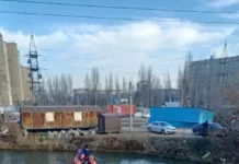 Ведутся поиски трех человек, упавших в БЧК