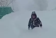 В школу через метровый слой снега. Садыр Жапаров пригласил мальчика на президентскую елку