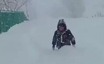 В школу через метровый слой снега. Садыр Жапаров пригласил мальчика на президентскую елку
