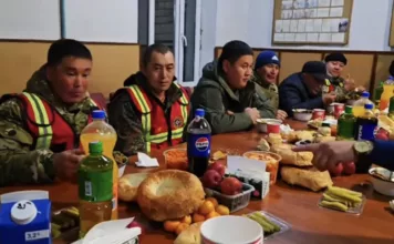 Садыр Жапаров оказал поддержку сотрудникам, ведущих очистку озера Иссык-Куль