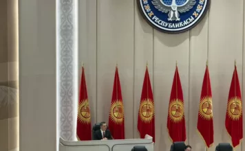 Садыр Жапаров прибыл в здание ЖК для участия в церемонии принятия присяги депутатами VIII созыва