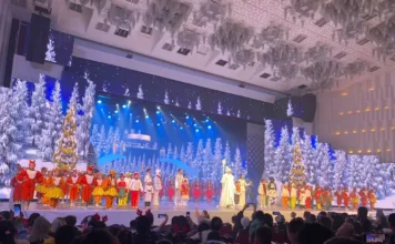 В Бишкеке прошла президентская новогодняя елка для детей