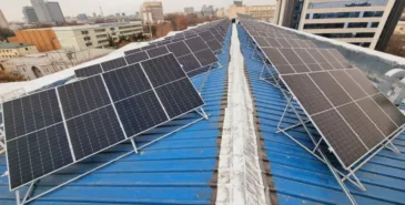 На крыше здания мэрии Оша устанавливают солнечные панели Главная