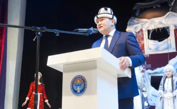 Состоялся новогодний праздник для детей с участием главы Таласской области Эрматa Джумаева