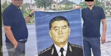 Мошенник год вымогал деньги, прикрываясь ковром-портретом Камчыбека Ташиева Главная