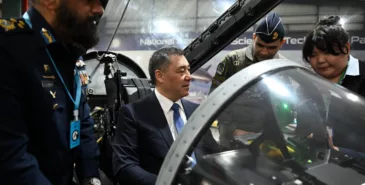 Садыр Жапаров сел за штурвал китайско-пакистанского истребителя JF-17 Thunder Главная