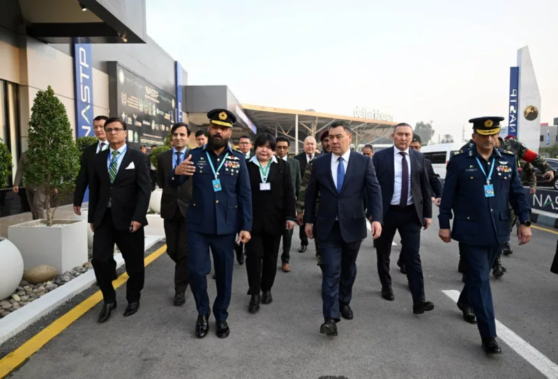 Photo 2025 12 04 10 52 06 садыр жапаров сел за штурвал китайско-пакистанского истребителя jf-17 thunder