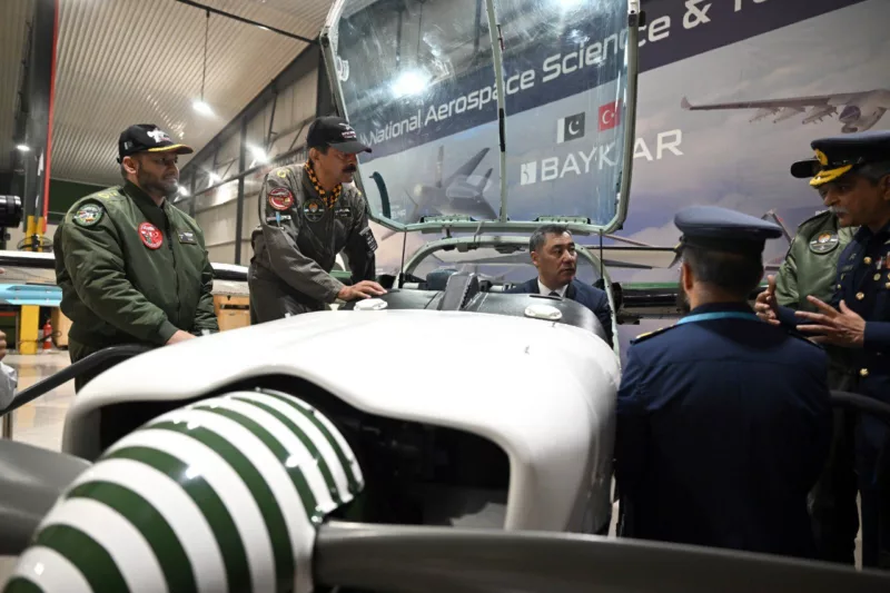 Photo 2025 12 04 10 52 07 садыр жапаров сел за штурвал китайско-пакистанского истребителя jf-17 thunder