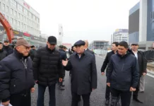 Камчыбек Ташиев ЦУМдун жанындагы жолго чыккан курулушту алып салууну тапшырды