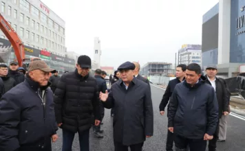 Камчыбек Ташиев ЦУМдун жанындагы жолго чыккан курулушту алып салууну тапшырды