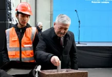 В центре Бишкека построят ипотечные дома высотой от 23 до 34 этажей. Капсулу под строительство заложил глава кабмина