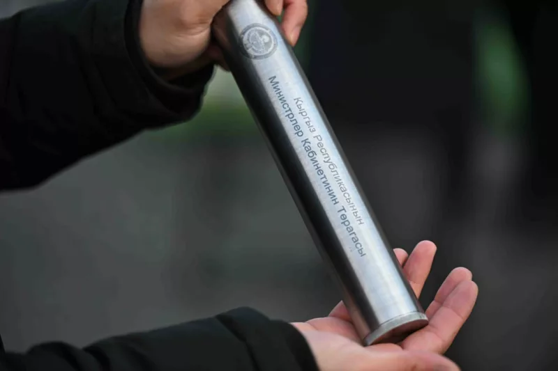 Photo 2025 12 16 18 04 53 1 в центре бишкека построят ипотечные дома высотой от 23 до 34 этажей. Капсулу под строительство заложил глава кабмина