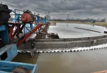 «Раньше канализационные воды чистили вилами, здесь невозможно было находиться». Мэр Бишкека показал, как выглядит здание очистных сооружений