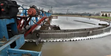 «Раньше канализационные воды чистили вилами, здесь невозможно было находиться». Мэр Бишкека показал, как выглядит здание очистных сооружений Главная