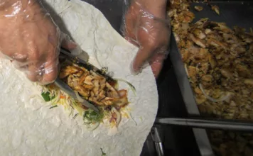 В Бишкеке в точке фастфуда «Даамдуу» отравились 17 человек, 4 из них – дети