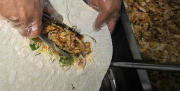 В Бишкеке в точке фастфуда «Даамдуу» отравились 17 человек, 4 из них – дети Главная