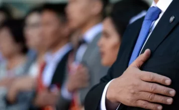 Депутаты парламента Кыргызстана прослушали три варианта нового гимна