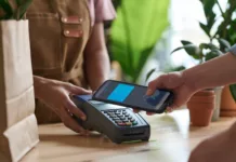 На рынках и в магазинах Кыргызстана стали отказываться от оплаты через электронные кошельки