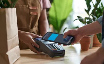 На рынках и в магазинах Кыргызстана стали отказываться от оплаты через электронные кошельки