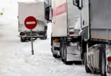 Из-за сильного снегопада две автодороги временно закрыты для проезда