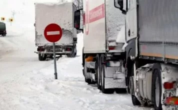 Из-за сильного снегопада две автодороги временно закрыты для проезда