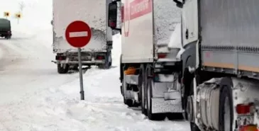 Из-за сильного снегопада две автодороги временно закрыты для проезда Главная