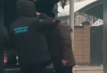 В соцсетях распространилось видео с сотрудником Муниципальной инспекции Бишкека. Предположительно, мужчина распивал спиртные напитки в общественном месте