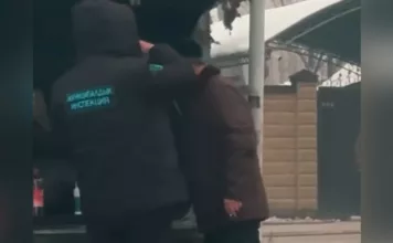 В соцсетях распространилось видео с сотрудником Муниципальной инспекции Бишкека. Предположительно, мужчина распивал спиртные напитки в общественном месте