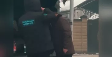 В соцсетях распространилось видео с сотрудником Муниципальной инспекции Бишкека. Предположительно, мужчина распивал спиртные напитки в общественном месте Главная