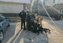 ИИМдин атын жамынган алдамчылар Бишкекте кармалды