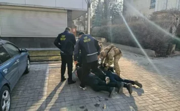 ИИМдин атын жамынган алдамчылар Бишкекте кармалды