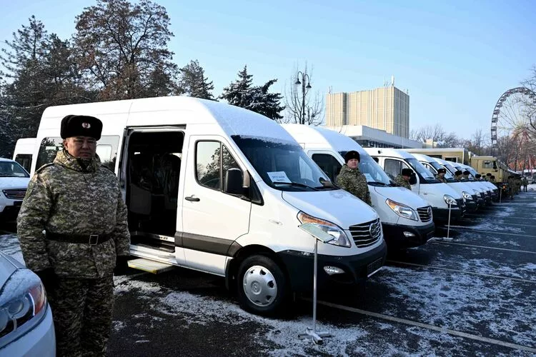 420223 кыргыз армиясы 81 жаңы унаа жана атайын техникалар тапшырылды