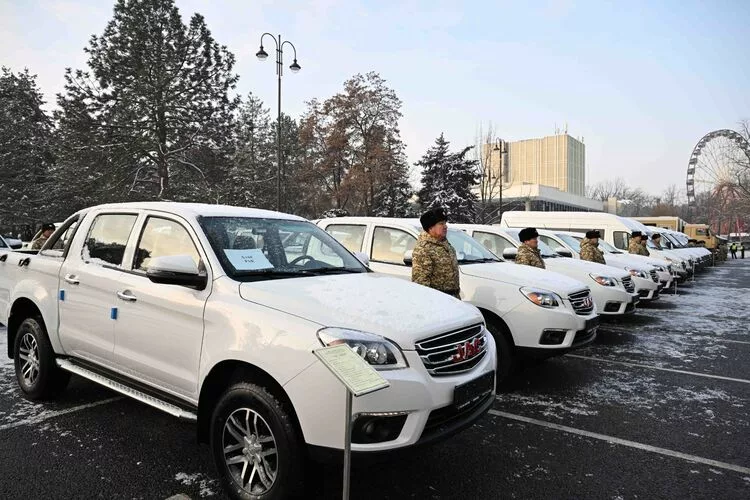 420224 кыргыз армиясы 81 жаңы унаа жана атайын техникалар тапшырылды