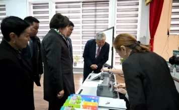 Кабмин передал школе-интернату для слабовидящих детей 10 машинок Брайля