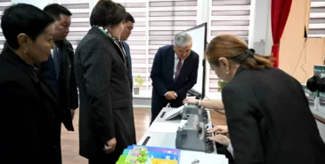 Кабмин передал школе-интернату для слабовидящих детей 10 машинок Брайля Главная