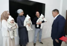 Ташиев вручил ключи от двухкомнатной квартиры семье, в которой родилась тройня