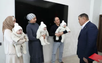 Ташиев вручил ключи от двухкомнатной квартиры семье, в которой родилась тройня