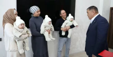 Ташиев вручил ключи от двухкомнатной квартиры семье, в которой родилась тройня Главная