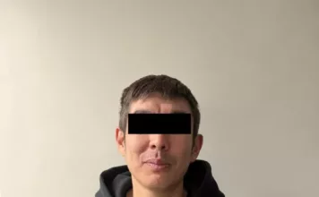 Милиционер и девушка задержаны в Бишкеке при получении 350 тысяч сомов