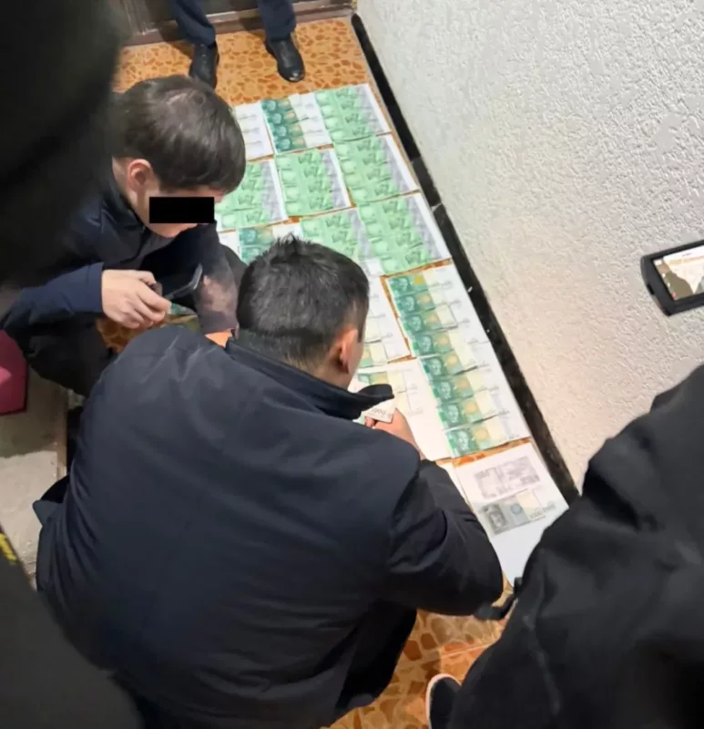 618361385 1391. Max 2560x1440. Format webp. Jpegquality 90 бишкекте милиционер 350 миң сом пара алып жаткан жеринен кармалды